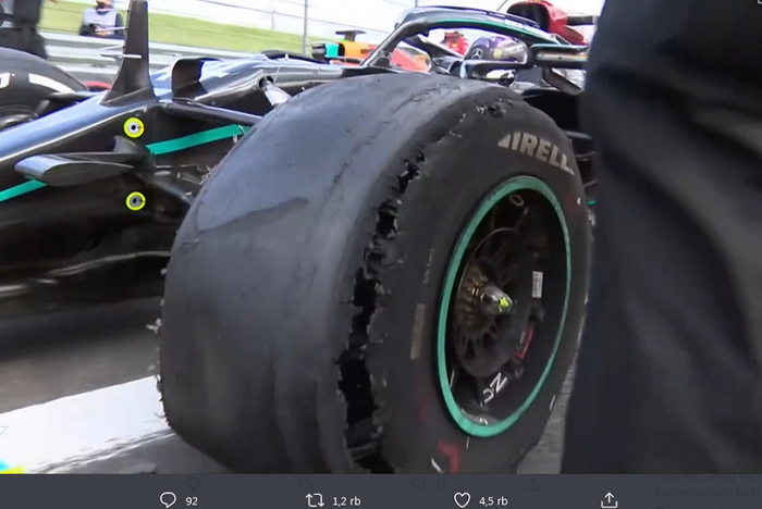 Ban kiri depan mobil Lewis Hamilton mengalami pecah ban saat memasuki lap terakhir F1 Inggris 2020.