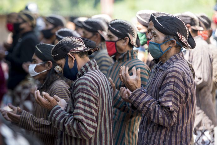 Warga dusun berdoa bersama sebelum upacara dimulai.