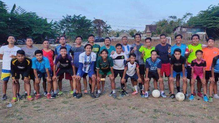 Bek Madura United, Andik Rendika Rama bersama pemuda di desanya dalam proses pengerjaan lapangan Desa.