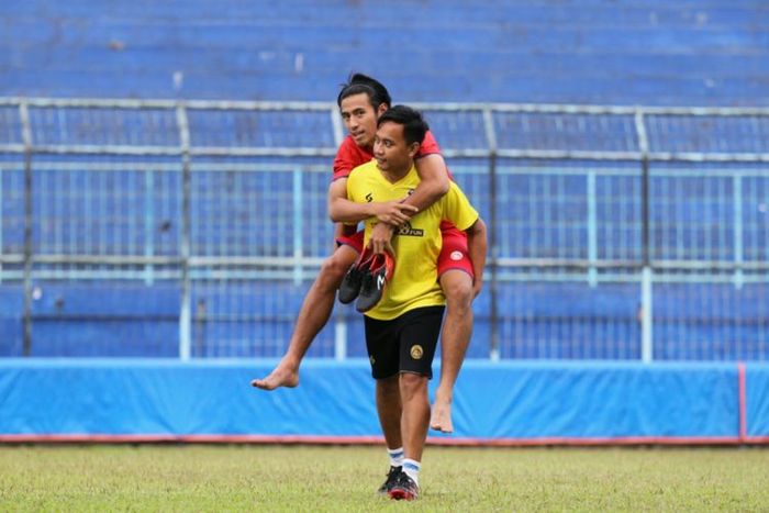 Pemain Arema FC Hanif Sjahbandi mengalami cidera saat latihan perdana guna persiapan lanjutan Kompetisi Liga 1 2020 di Stadion Kanjuruhan Kabupanten Malang, Jawa Timur, Senin (03/08/2020) sore.