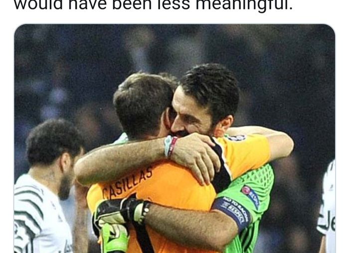 Kiper Juventus, Gianluigi Buffon, berpelukan dengan eks kiper Real Madrid dan timnas Spanyol, Iker Casillas.