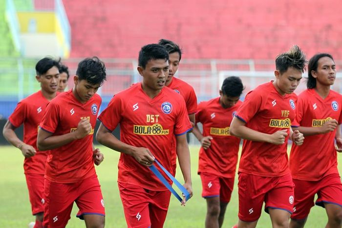 Terlihat sponsor anyar Arema FC yang merupakan situs berita sepak bola sekaligus situs judi.