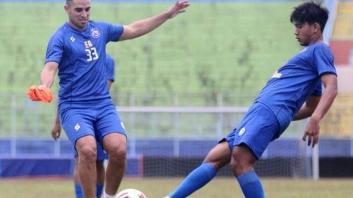 Elias Alderete saat berlatih dengan skuad Arema FC