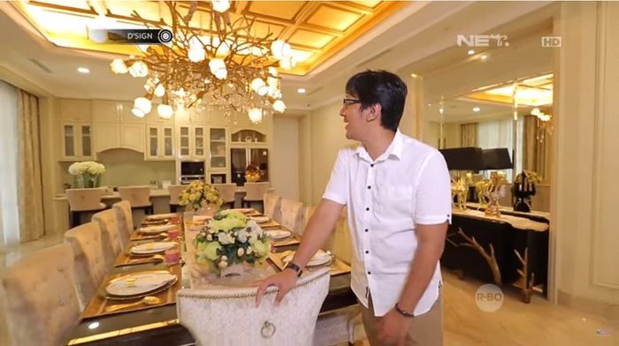 Penampakan ruang makan Andre Taulany yang dilengkapi plafon berlapis emas