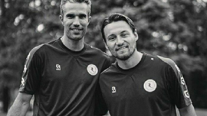 Gelandang Persija Jakarta, Marc Klok menjalani latihan bersama Robin van Persie, di Belanda.