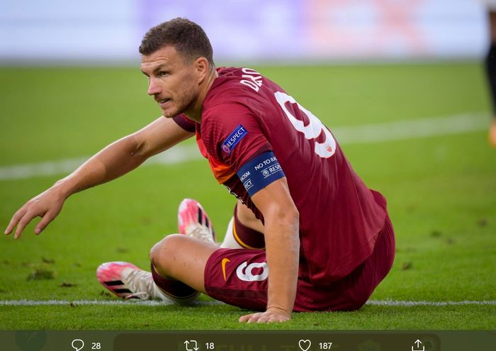 Striker Edin Dzeko sangat kecewa pada penampilan AS Roma saat kalah 0-2 dari Sevilla di babak 16 besar Liga Europa, Kamis (6/8/2020) di Duisburg.