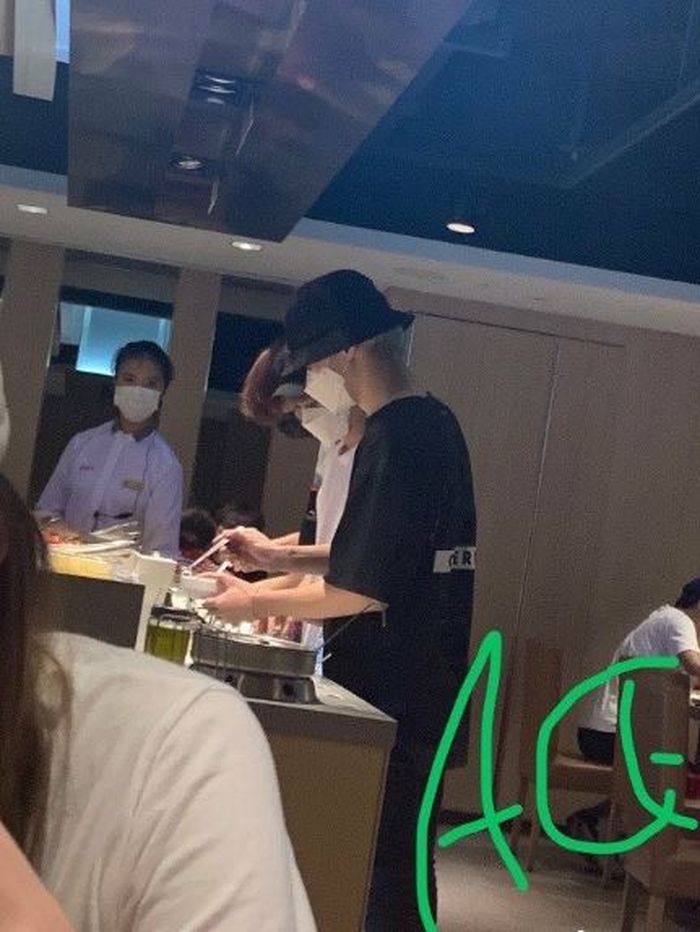 Potret Jun Seventeen, Kun dan Xiaojun WayV makan di restoran yang pernah didatangi pasien Covid-19. 