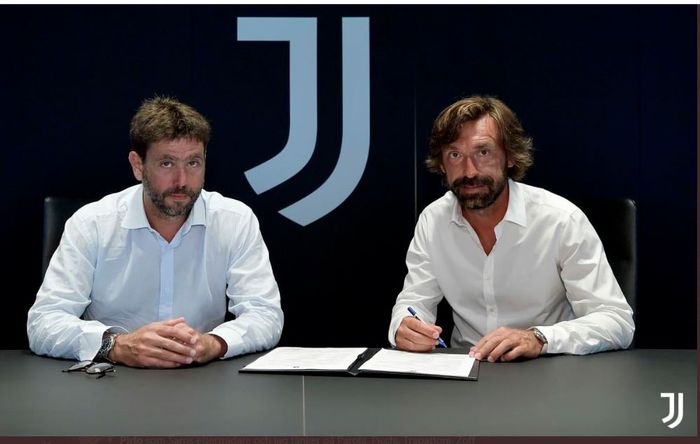 Andrea Pirlo (kanan) meneken kontrak sebagai pelatih Juventus didampingi presiden klub, Andrea Agnelli.