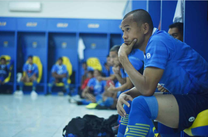 Kapten Persib Bandung, Supardi Nasir, di ruang ganti tim saat latihan perdana di Stadion GBLA (10/8/2020).