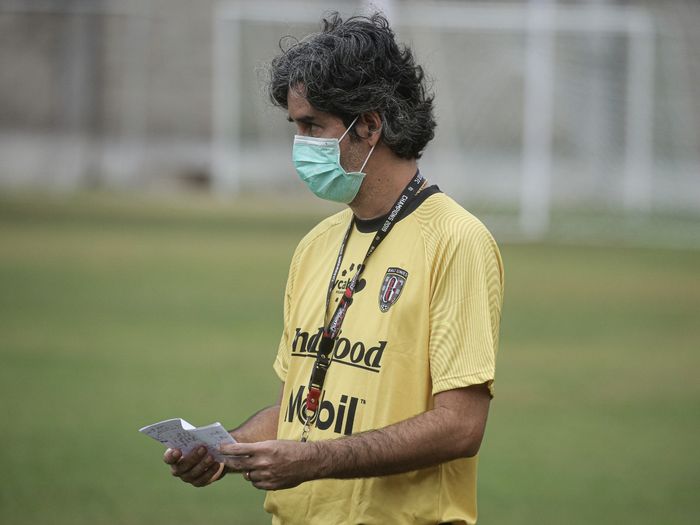 Pelatih Bali United, Stefano Cugurra, saat melatih timnya di Stadion Gelora Tri Sakti, Legian, Senin (10/8/2020).