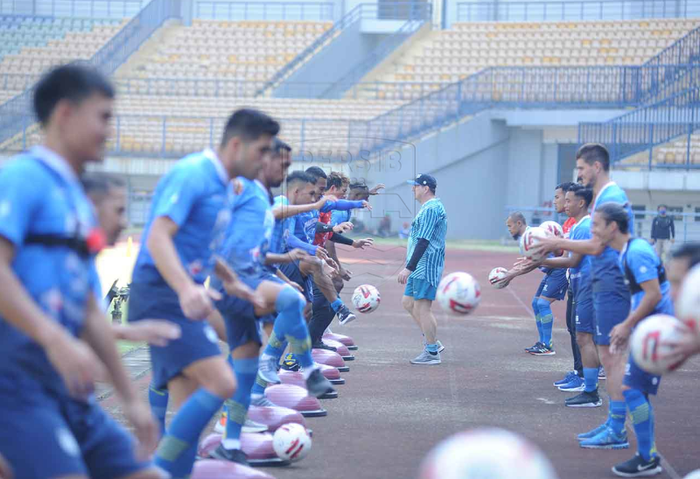 Robert Alberts memimpin sesi latihan perdana Persib Bandung di Stadion GBLA, Senin (10/8/2020). 
