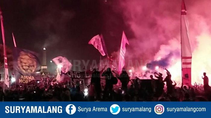 Suasana perayaan ulang tahun Arema FC di Tugu Kota Malang, Senin (10/8/2020) malam.
