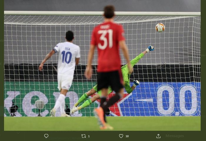 Penyelamatan brilian kiper Kobenhavn, Karl-Johan Johnsson terhadap peluang bagus Manchester United.