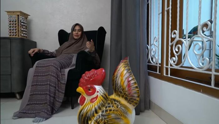 Celengan ayam di rumah Kartika Putri