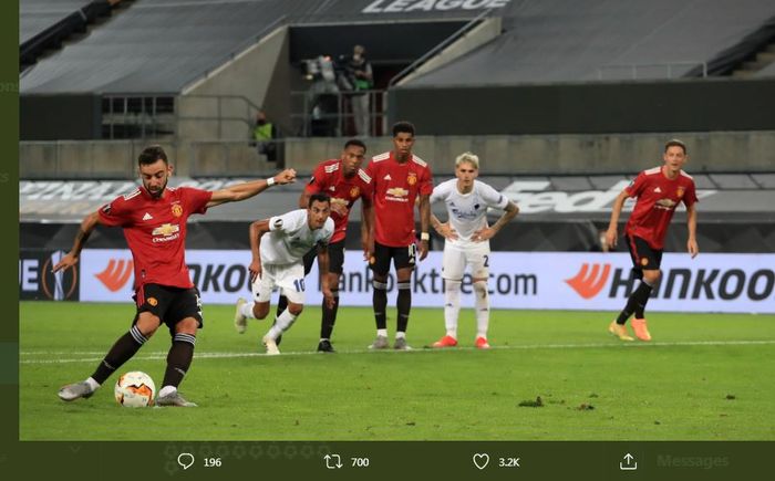 Bruno Fernandes mencetak golnya untuk Manchester United melalui tendangan penalti ke gawang FC Kobenhavn di perempat final Liga Europa di RheinEnergieStadion, Koeln, 10 Agustus 2020.