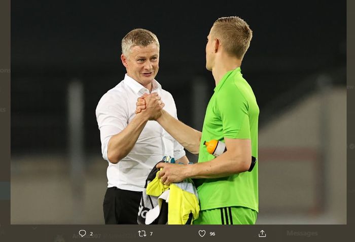 Pelatih Manchester United, Ole Gunnar Solskjaer, bersalaman dengan kiper Kobenhavn, Karl-Johan Johnsson.