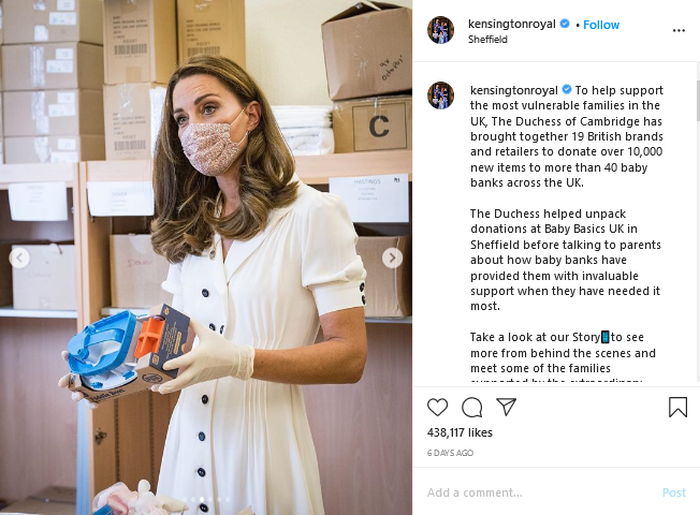 Kate Middleton dengan masker motif bunganya.