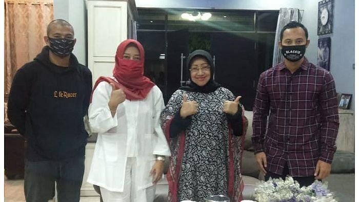 Mantan bintang Persib Bandung, Tantan dan Atep berfoto bersama dengan Bakal Calon Bupati Bandung Hj Yena Iskandar Masoem dan Ibu dari Yena, Hj Yetty Nanang Masoem di kediaman keluarga Alm H Nanang Masoem, Jalan Raya Cikalang, Kecamatan Cileunyi, Kabupaten Bandung, Selasa (28/5/2020) malam.