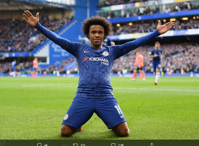 Momen Willian melakukan selebrasi usai mencetak gol ke gawang Everton kala masih berseragam Chelsea di laga Liga Inggris 2019-2020.