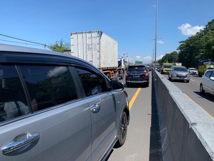 Mobil Jacksen F Tiago kala mengalami kecelakaan di tol Waru, Sabtu (15/8/2020) siang.
