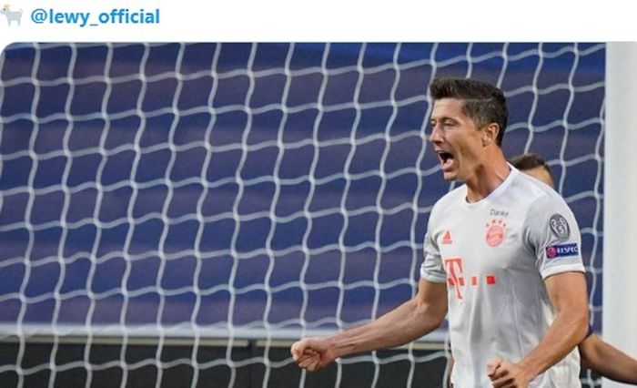 Striker Bayern Muenchen, Robert Lewandowski, melakukan selebrasi usai mencetak gol ke gawang Barcelona dalam laga perempat final Liga Champions.