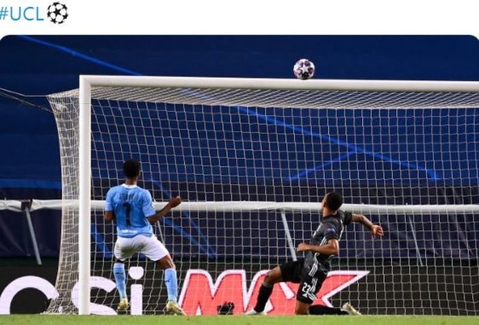 Penyerang Manchester City, Raheem Sterling, membuang peluang dalam laga perempat final Liga Champions melawan Olympique Lyon di Stadion Jose Alvalade, Sabtu (15/8/2020).