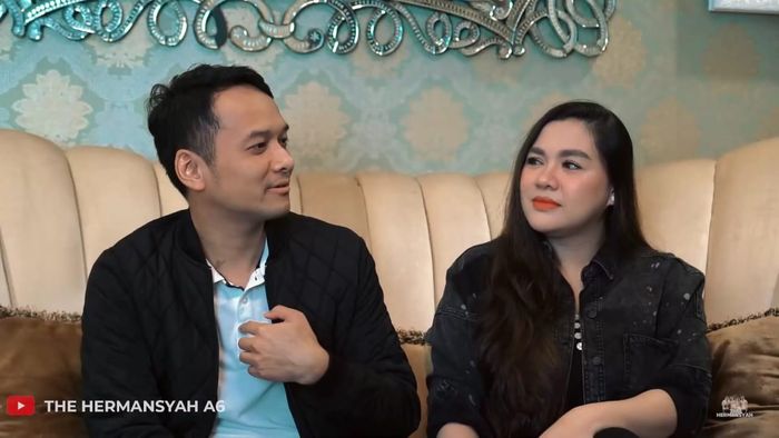 Ashanty mengajak Vicky Shu dan Ade Imam berbincang bersama