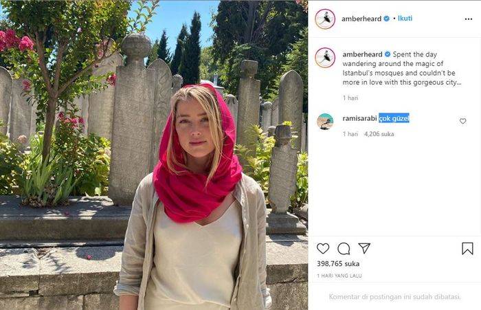 Kunjungi masjid, Amber Heard mengenakan kerudung merah muda.
