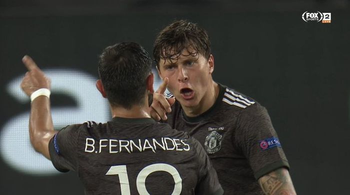 Dua pemain Manchester United, Bruno Fernandes dan Victor Lindelof, berkelahi dalam laga semifinal Liga Europa kontra Sevilla di Stadion Koeln, Minggu (16/8/2020).