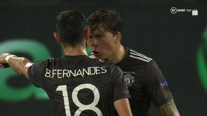 Dua pemain Manchester United, Bruno Fernandes dan Victor Lindelof, berkelahi dalam laga semifinal Liga Europa kontra Sevilla di Stadion Koeln, Minggu (16/8/2020).