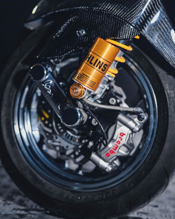 Suspensi depan pakai Ohlins dan ada kaliper Brembo juga