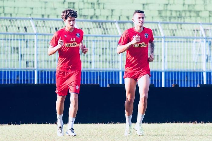 Pedro Henrique Bartoli Jardim dan Hugo Gilherme Correa Grillo. sedang mengikuti sesi latihan Arema FC