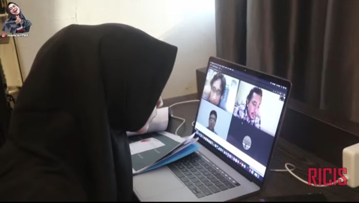 Ria Ricis lulus kuliah 7 tahun.