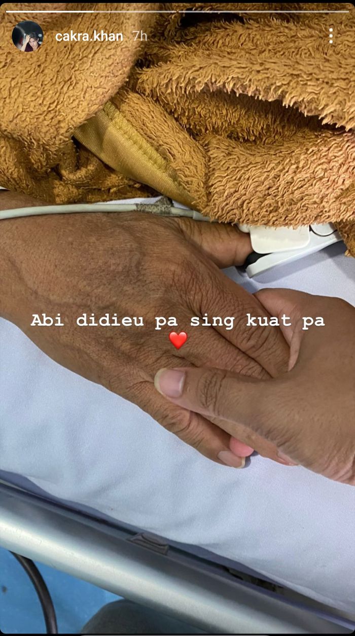 Ayahanda Cakra Khan meninggal dunia. 