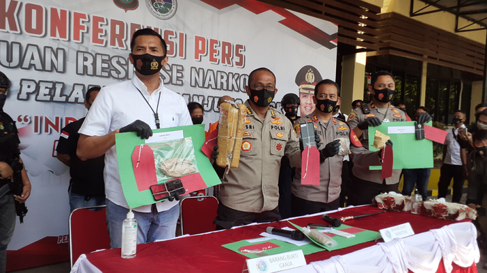 Barang bukti saat rilis kasus narkoba kru band J-Rocks di Polres Pelabuhan Tanjung Priok, Jakarta Utara, Sabtu (22/8/2020).