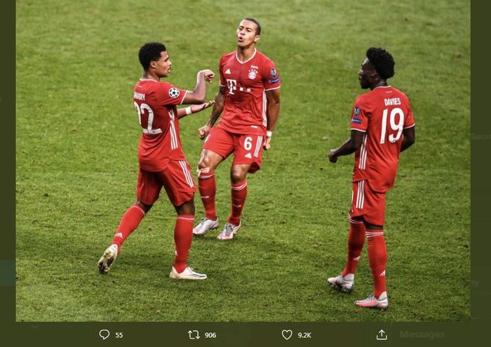 Serge Gnabry (kiri) merayakan gol dengan gaya khasnya dalam partai Liga Champions antara Bayern Muenchen vs Lyon.