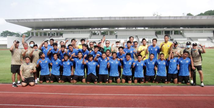 Seluruh anggota timnas U-19 Indonesia berfoto bersama Ketua Umum PSSI, Mochamad Iriawan.