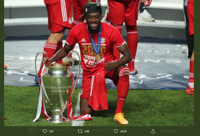 Bek sayap Bayern Muenchen, Alphonso Davies, dengan trofi juara Liga Champions.