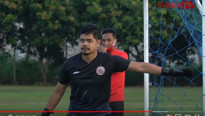 Aksi Bambang Pamungkas jadi penjaga gawang dalam latihan Persija Jakarta