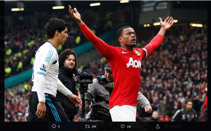 Luis Suarez (kiri) dengan Patrice Evra saat kedua tim masing-masing masih membela Liverpool dan Manchester United.