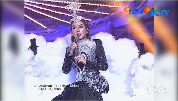 Syahrini memelototkan mata dan ungkap  luka lamanya di acara HUT SCTV