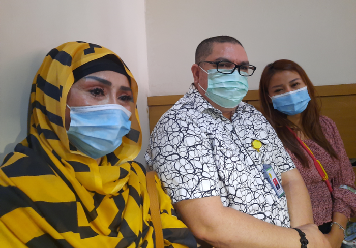 Ibunda Vicky Prasetyo, Ema Fauziah, kuasa hukum Razman Arif Nasution dan Baby Prasetyo saat ditemui Grid.ID di kawasan Kuningan, Jakarta Selatan, Selasa (25/8/2020).
