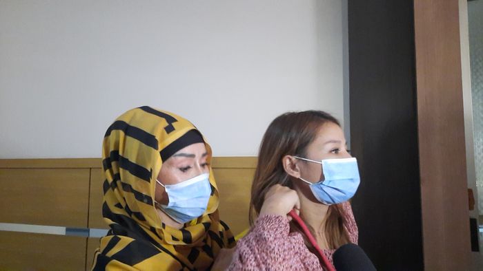 Ibunda Vicky Prasetyo, Ema Fauziah, bersama Beby Lestari saat ditemui Grid.ID di kawasan Kuningan, Jakarta Selatan, Selasa (25/8/2020).