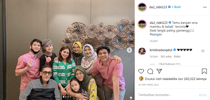Rizki D'Academy bersama sejumlah artis.