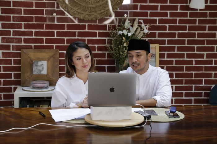 Giring Ganesha dan istri, Cynthia Riza, saat diskusi virtual setelah baliho 'Garing Untuk Presiden 2024' viral. 