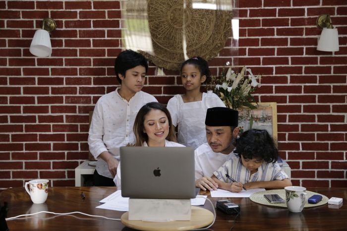 Giring Ganesha dan keluarga saat diskusi virtual setelah baliho 'Garing Untuk Presiden 2024' viral. 