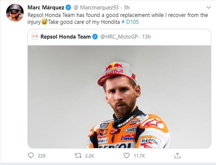 Reaksi pembalap Repsol Honda, Marc Marquez saat timnya siap menampung Lionel Messi