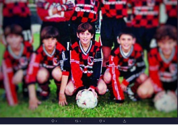 Lionel Messi semasa membela tim akademi Newell's Old Boys.