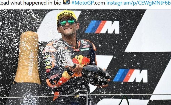 Pembalap Red Bull KTM Ajo, Jorge Martin, merayakan kemenangannya pada balapan Moto2 Austria di Red Bull Ring, Austria, 16 Agustus 2020.