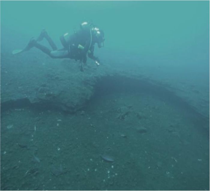 Danau Matano merupakan bagian dari Sesar Aktif Matano. Tampak patahan (tectonic subsidence) di dasarnya.
